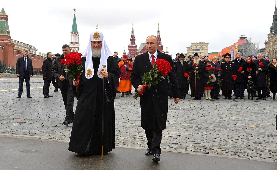 Vladimir Putin laid flowers at the monument to Minin and Pozharsky on Red Square. With Patriarch Kirill of Moscow and All Russia.