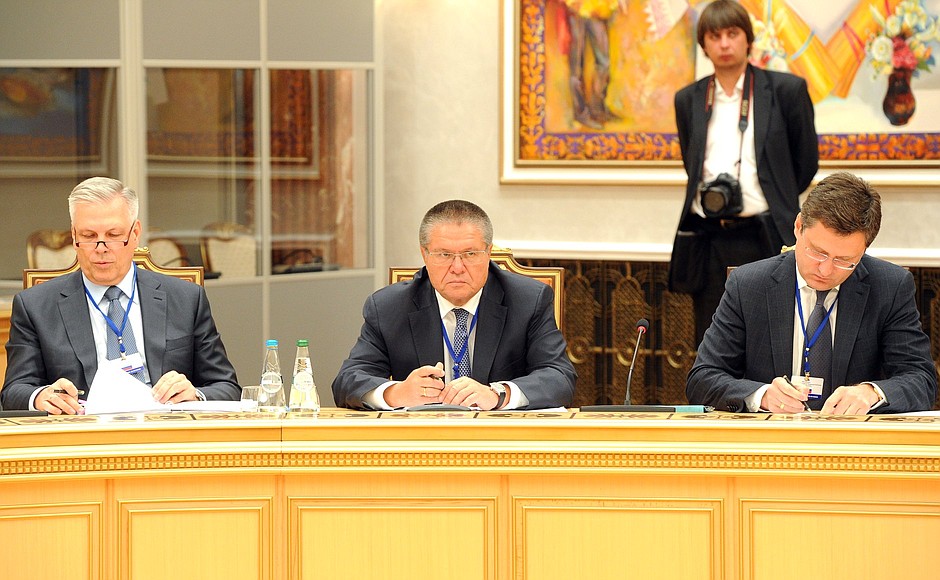 Head of the Federal Service for Veterinary and Phytosanitary Surveillance Sergei Dankvert, Economic Development Minister Alexei Ulyukayev and Energy Minister Alexander Novak before the Russian-Belarusian talks in expanded format.