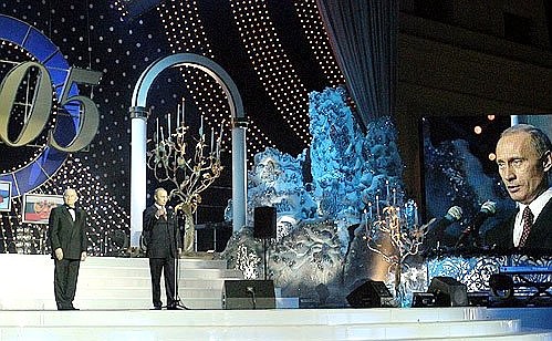 С мэром Москвы Юрием Лужковым на торжественном вечере, организованном мэрией Москвы в канун Нового года.