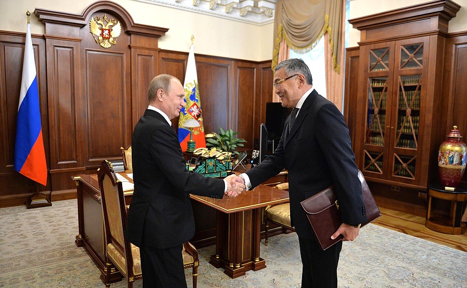 Перед началом встречи с главой Республики Калмыкия Алексеем Орловым.