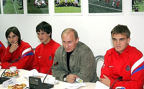 Meeting with the players on Russia\'s junior national football team.