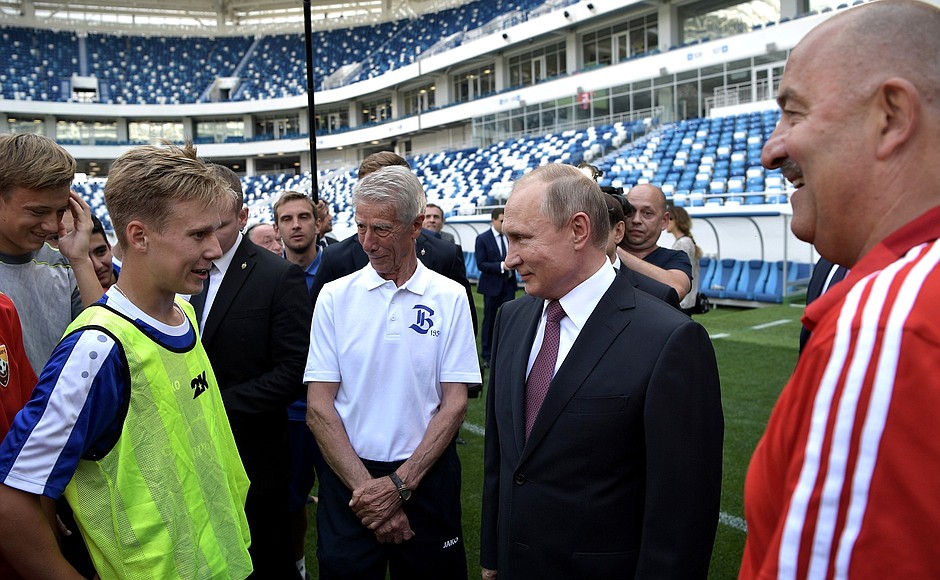 В ходе посещения стадиона «Калининград» Владимир Путин пообщался с юными футболистами.