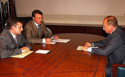 С Председателем правления Пенсионного фонда Михаилом Зурабовым (крайний слева) и Министром экономического развития и торговли Германом Грефом.