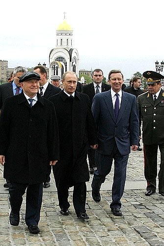 With mayor of Moscow Yuri Luzhkov (left) and Defence Minister Sergei Ivanov (right) at the opening of a new memorial complex.