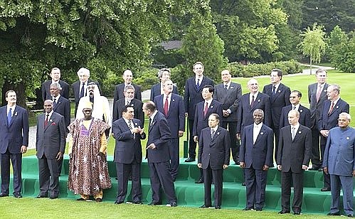 G8 heads of state and government posing for pictures with the members of the Enlarged Dialogue.