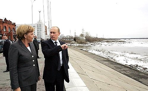 С Федеральным канцлером ФРГ Ангелой Меркель на набережной реки Томь.