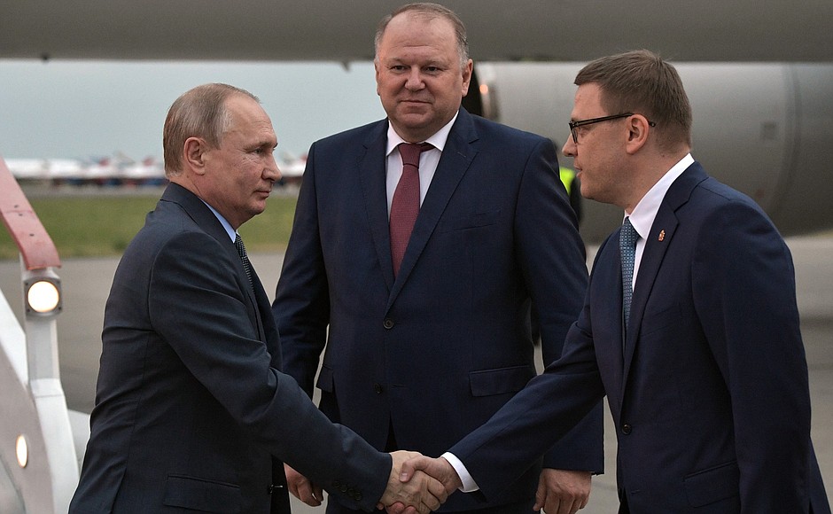 Arriving in Magnitogorsk. With Acting Governor of Chelyabinsk Region Alexei Teksler. Centre: Presidential Plenipotentiary Envoy to the Urals Federal District Nikolai Tsukanov.