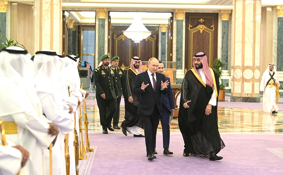 С Наследным принцем, Председателем Совета министров Саудовской Аравии Мухаммедом бен Сальманом Аль Саудом перед началом российско-саудовских переговоров.