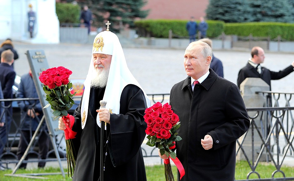 Laying flowers at the monument to Kuzma Minin and Dmitry Pozharsky on Red Square. With Patriarch Kirill of Moscow and All Russia.