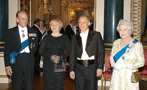 Герцог Эдинбургский Филипп, Людмила Путина, Владимир Путин и Королева Елизавета II перед началом приема от имени Ее Величества.