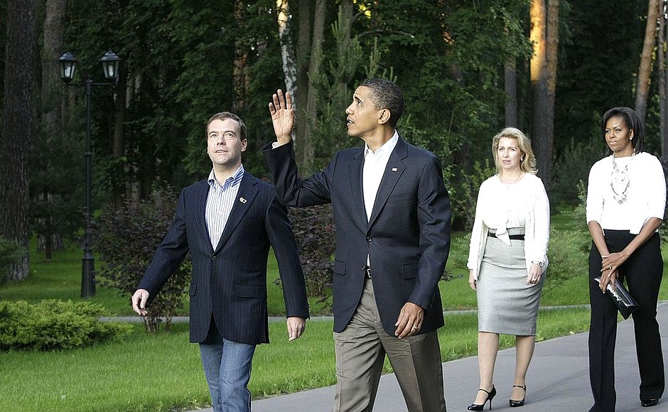 Дмитрий и Светлана Медведевы с Президентом США Бараком Обамой и его супругой Мишель во время прогулки по резиденции.