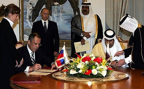 At the ceremony of signing Russian-Qatari documents.