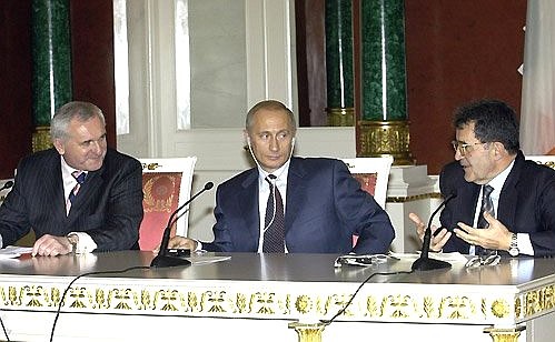 Перед началом пресс-конференции по итогам саммита Россия-ЕС. Слева – Премьер-министр Ирландии Берти Ахерн, справа – Председатель Комиссии Европейских сообществ Романо Проди.