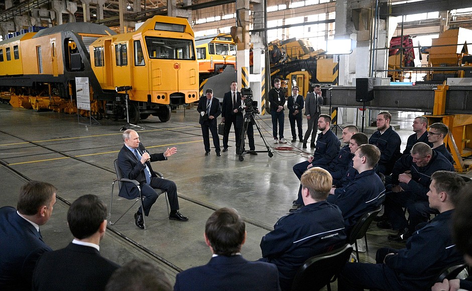 After the visit to the plant Vladimir Putin talked to Tulazheldormash workers.