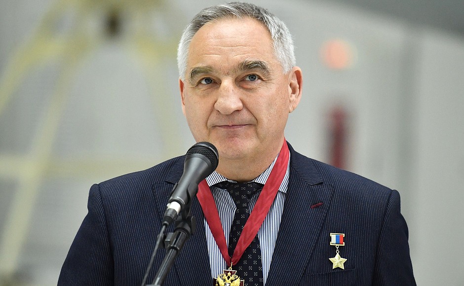 Instructor, cosmonaut and test pilot of Gagarin Research and Test Cosmonaut Training Centre Alexander Skvortsov is awarded the Order for Service to the Fatherland, III degree.