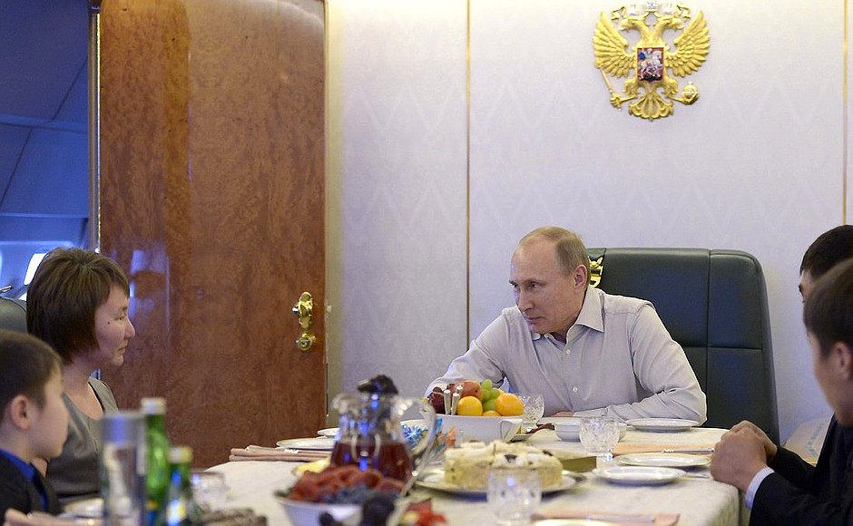 On December 31, while on his way from Chita to Khabarovsk, Vladimir Putin met with the family of contract soldier Bair Banzaraktsayev, who died while taking part in the relief operation following the flooding in the Far East. The President invited the family to the New Year’s reception. Mr Banzaraktsayev’s family arrived in the regional capital together with Vladimir Putin on the presidential plane. Mr Banzaraktsayev’s son received a New Year’s gift from the President.