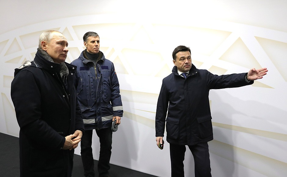 Looking at information stands on the development of the road and transport infrastructure in Khimki and Moscow Region. With Moscow Region Governor Andrei Vorobyov (right) and Stroytransgaz Director for preproduction and warranty operation of infrastructure construction Andrei Liventsov.