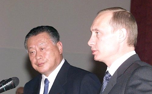 President Putin and Japanese Prime Minister Yoshiro Mori at a joint news conference.