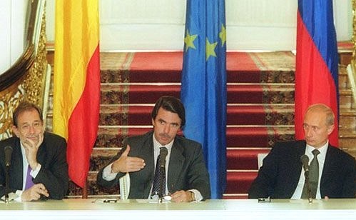 With Secretary General of the EU Council and High Representative for Common Foreign and Security Policy Javier Solana and Spanish Prime Minister and current President of the European Union Jose Maria Aznar (left to right) at a joint press conference on the results of the Russia-EU Summit.