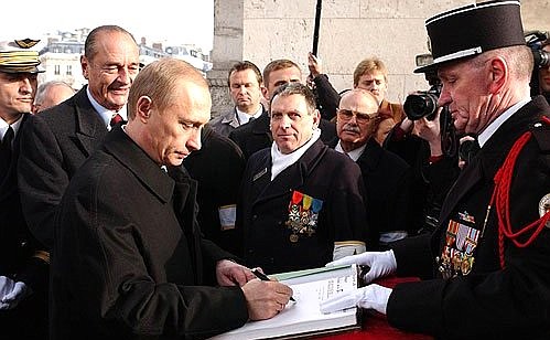 After a wreath-laying ceremony at the Tomb of the Unknown Soldier, President Putin signed the distinguished visitors\' book of the memorial.