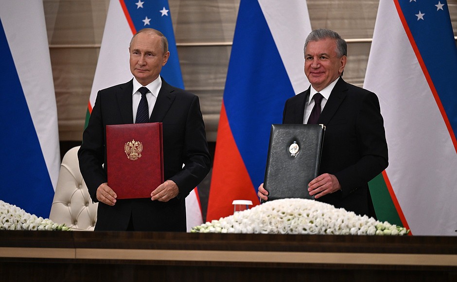 With President of Uzbekistan Shavkat Mirziyoyev during the ceremony for signing a declaration on comprehensive strategic partnership between the Russian Federation and the Republic of Uzbekistan.