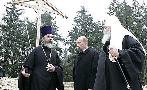 With Patriarch of Moscow and All-Russia Aleksei II and Kirill Kaleda, rector of the Church of the Resurrection and the Holy New Martyrs and Confessors of Russia.