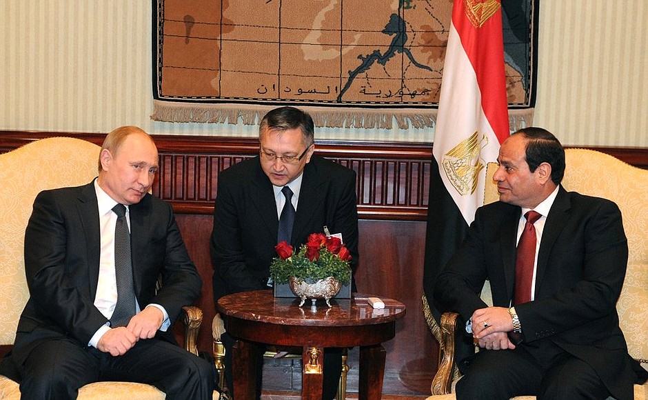 С Президентом Египта Абдельфаттахом Сиси во время встречи в аэропорту Каира.