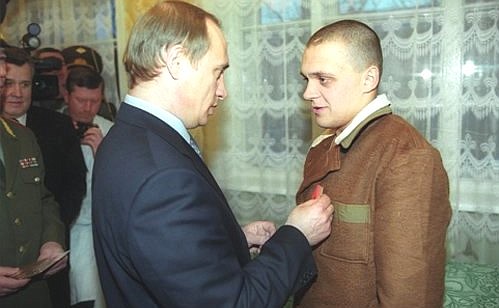 Вручение медали Жукова одному из военнослужащих, принимавших участие в контртеррористической операции на Северном Кавказе.
