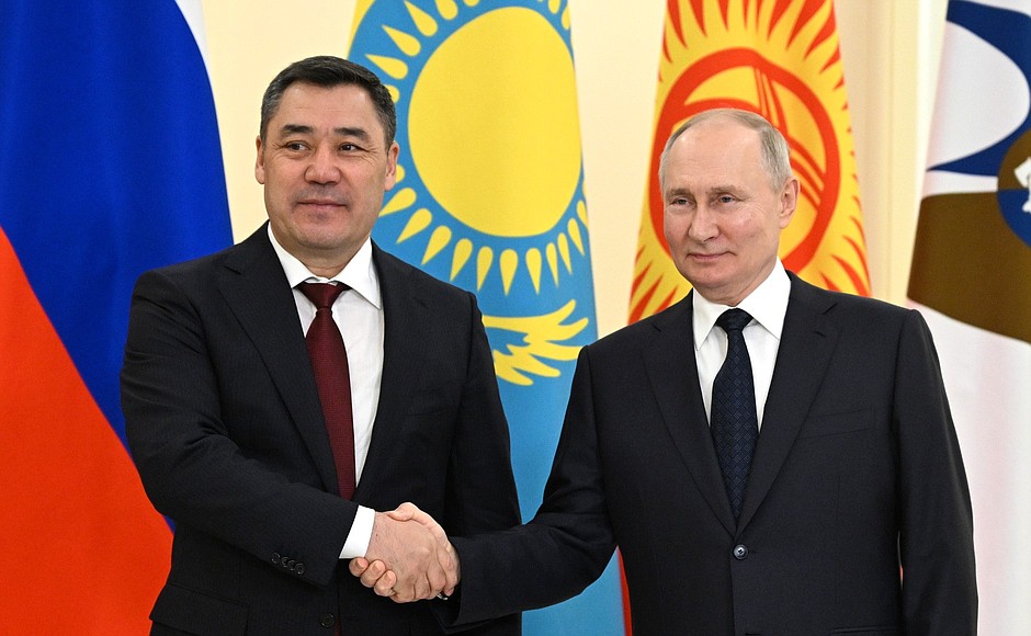 С Президентом Киргизии Садыром Жапаровым перед началом заседания Высшего Евразийского экономического совета в узком составе.