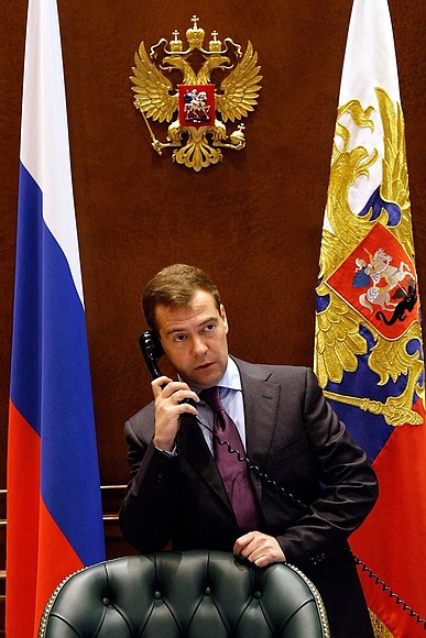 После рабочей встречи с Министром здравоохранения и социального развития Д.Медведев позвонил Генеральному прокурору Юрию Чайке и дал распоряжение усилить контроль за процессами на рынке лекарств.