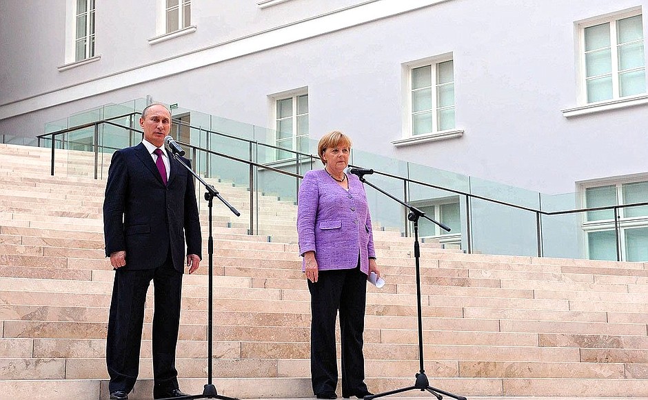 Speech after visiting the Bronze Age: Europe without Borders exhibition at the State Hermitage Museum. With Federal Chancellor of Germany Angela Merkel.