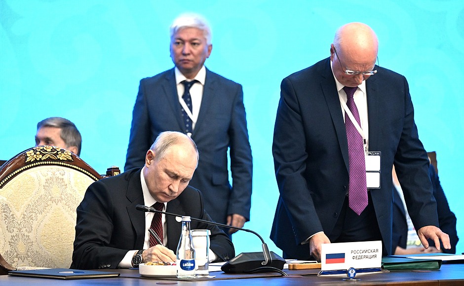 Во время церемонии подписания документов по итогам саммита СНГ.
