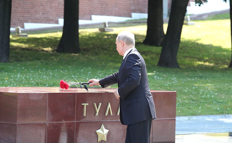 Vladimir Putin laid flowers at the memorial plaques honouring the hero cities and cities of military glory.