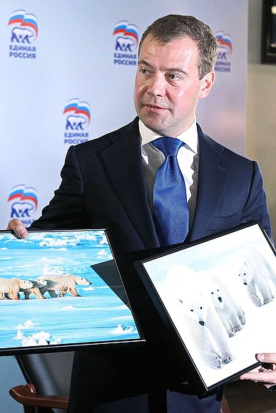На память о встрече единороссы подарили Дмитрию Медведеву фотографии белых медведей.