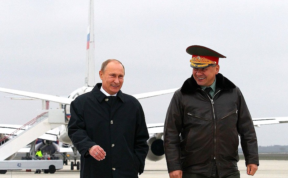 С Министром обороны Сергеем Шойгу перед началом военных учений в районе Чёрного моря.