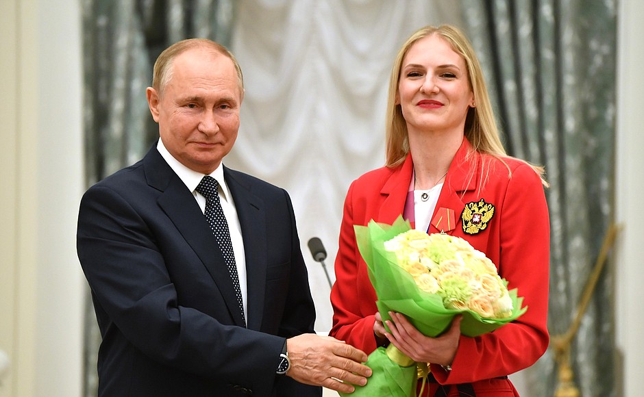 The ceremony for presenting state awards to the winners of the XXXII Olympics in Tokyo. Champion of the XXXII Olympics in the synchronised swimming team and duet events Svetlana Romashina is presented with the Order of Alexander Nevsky.