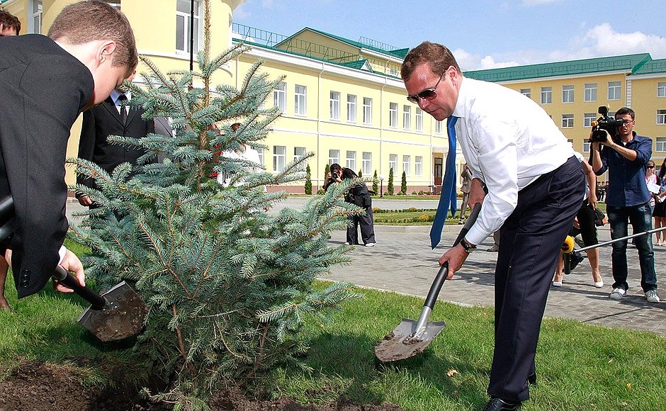 Dmitry Medvedev helped plant a tree to commemorate the opening of the Stavropol Presidential Cadet Academy.