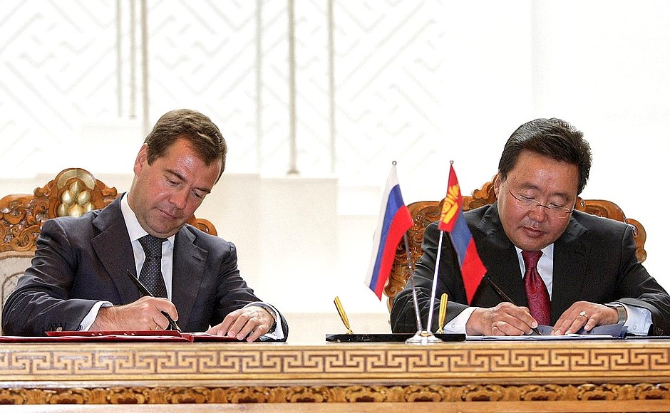 Подписание Декларации о развитии стратегического партнёрства между Россией и Монголией. С Президентом Монголии Цахиагийном Элбэгдоржем.