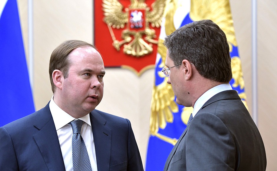 Chief of Staff of the Presidential Executive Office Anton Vaino (left) and Energy Minister Alexander Novak before the meeting with Government members.