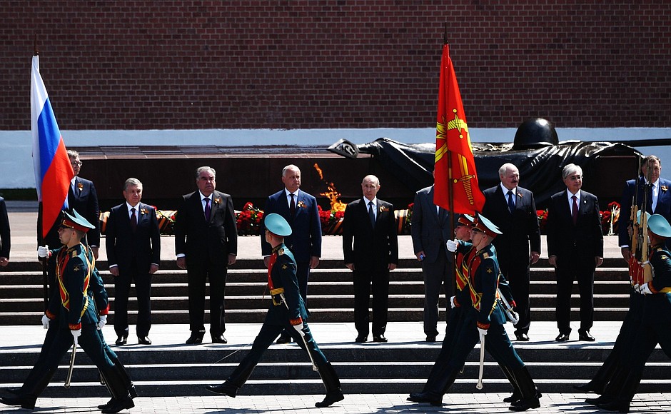 По окончании парада Владимир Путин вместе с главами иностранных государств почтил память погибших в Великой Отечественной войне, возложив цветы к Могиле Неизвестного Солдата в Александровском саду.