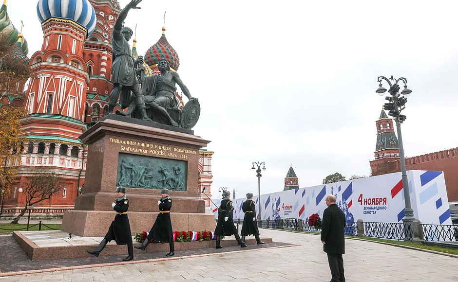 On National Unity Day, Vladimir Putin laid flowers at the monument to Kuzma Minin and Dmitry Pozharsky.