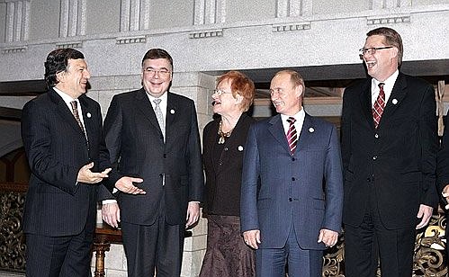 Before the start of the Northern Dimension meeting. From left to right: President of the European Commission Jose Manuel Barroso, Prime Minister of Iceland Geir, President of Finland Tarja Halonen, President of Russia Vladimir Putin, Prime Minister of Finland Matti Vanhanen and Haarde Prime Minister of Norway Jens Stoltenberg.