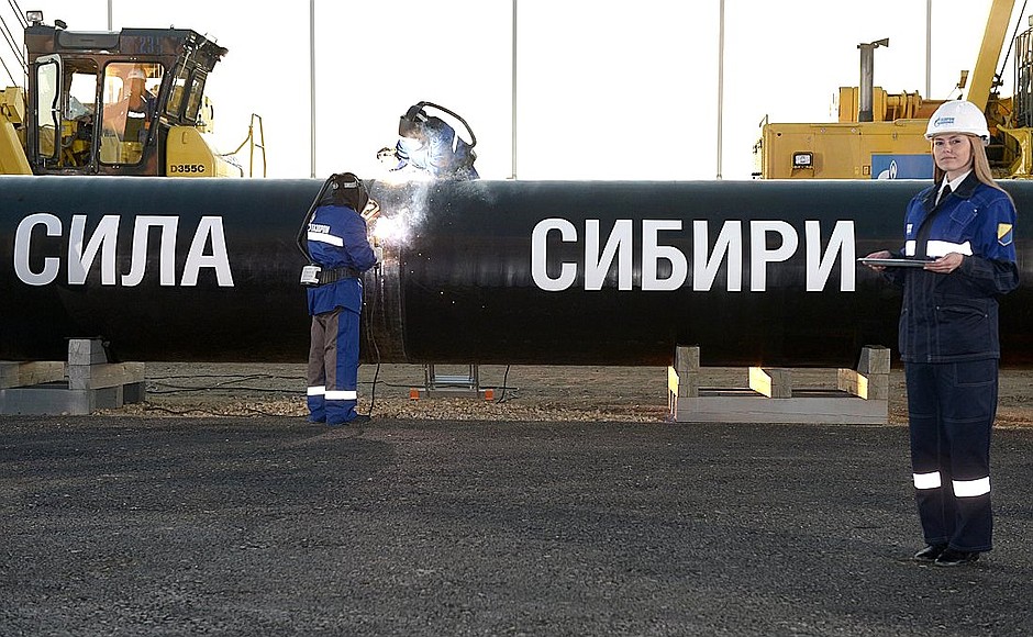 Сварка шва на церемонии, посвящённой соединению первого звена магистрального газопровода «Сила Сибири».