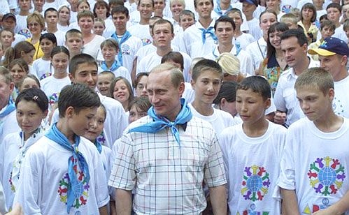 President Putin with children from flood-stricken parts of Yakutia at the Artek international youth centre.