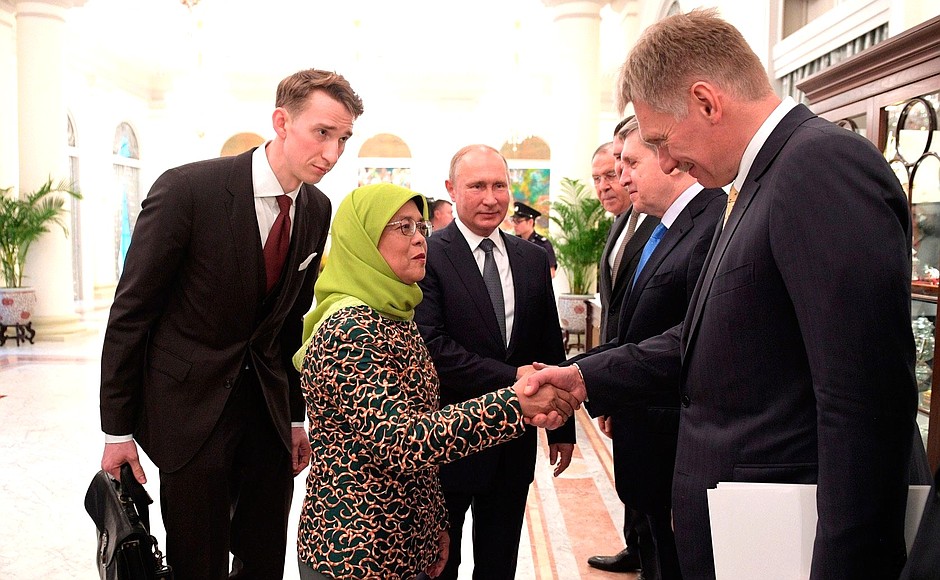 President of Singapore Halimah Yacob with representatives of the Russian delegation.