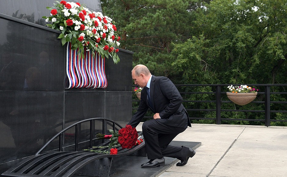 Vladimir Putin visited the Krasnaya Gorka museum preserve and laid flowers at the memorial In Memory of Kuzbass Miners.