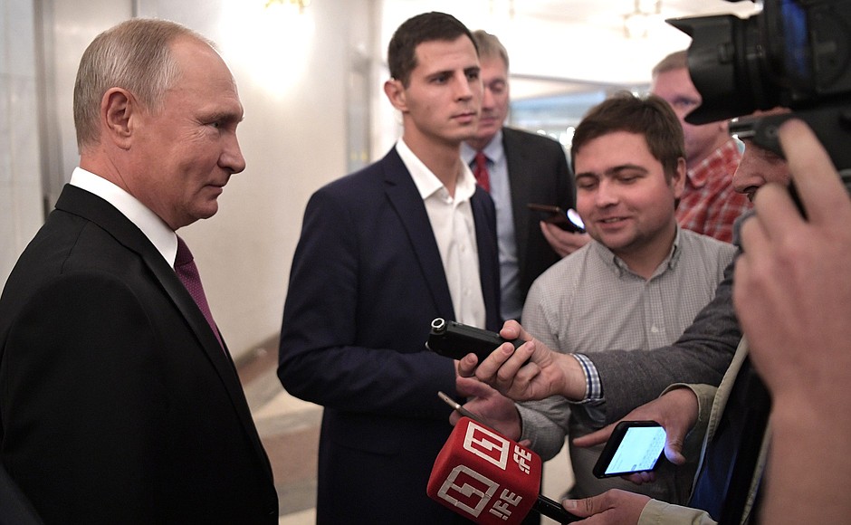 After casting his vote, Vladimir Putin spoke to the journalists.