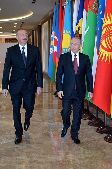 С Президентом Азербайджана Ильхамом Алиевым перед началом заседания Совета глав государств – участников Содружества Независимых Государств.