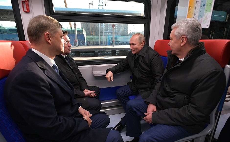 The President was among the first MCD passengers who travelled from Belorusskaya to Fili station on the Russian-made Ivolga train. With Russian Railways CEO Oleg Belozerov (left), Moscow Region Governor Andrei Vorobyov and Moscow Mayor Sergei Sobyanin (right).