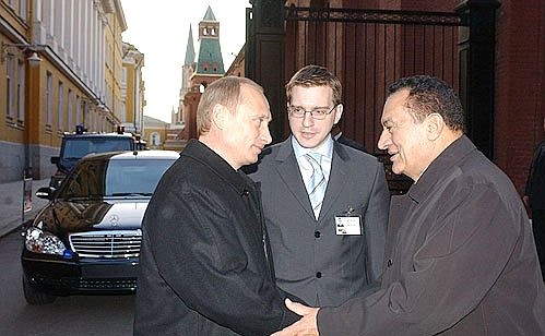 Vladimir Putin saying good-bye to Egyptian President Hosni Mubarak after Dmitry Khvorostovsky\'s concert.